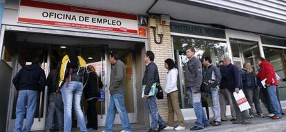 Desempleados frente a una oficina de empleo en Madrid