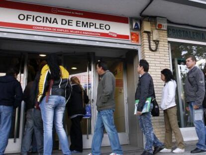 Desempleados frente a una oficina de empleo en Madrid