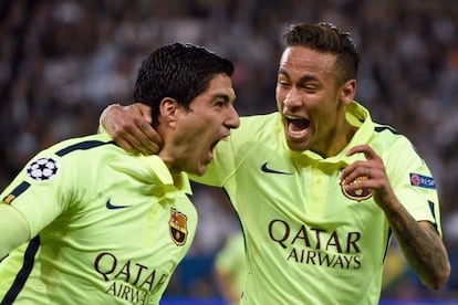 Luis Suárez celebra junto a Neymar su primer gol en París.