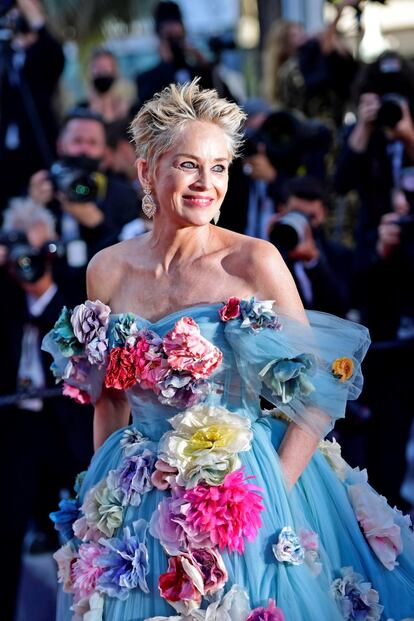 
La actriz Sharon Stone acudió este miércoles a la 74ª edición del festival de Cannes para la presentación de 'The story of my wife' (La historia de mi mujer), dirigida por Ildikó Enyedi. Lo hizo, además, atrayendo todas las miradas, pues lució un diseño de la colección de alta costura de Dolce & Gabbana que se considera uno de los mejores que han desfilado por la alfombra roja este año.