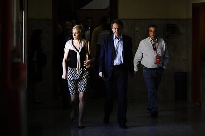 El presidente del Gobierno, José Luis Rodríguez Zapatero, y su esposa, Sonsoles Espinosa, llegan al colegio Nuestra Señora del Buen Consejo para ejercer su derecho al voto.