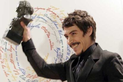 Óscar Jaenada con su premio al mejor actor protagonista por <i>Camarón</i>.