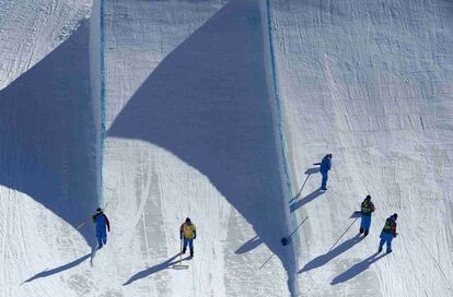 Trabajos de preparación de una de las pistas donde se celebraran las pruebas de snowboard en los Juegos de Inverno de Sochi 2014