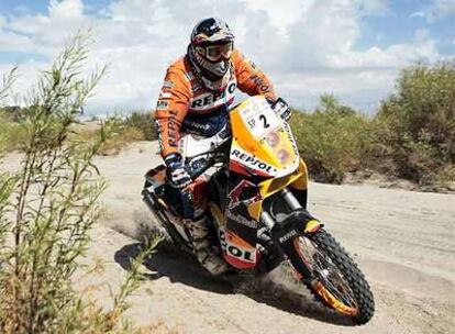 Marc Coma recorre un tramo de la duodécima etapa del Dakar.