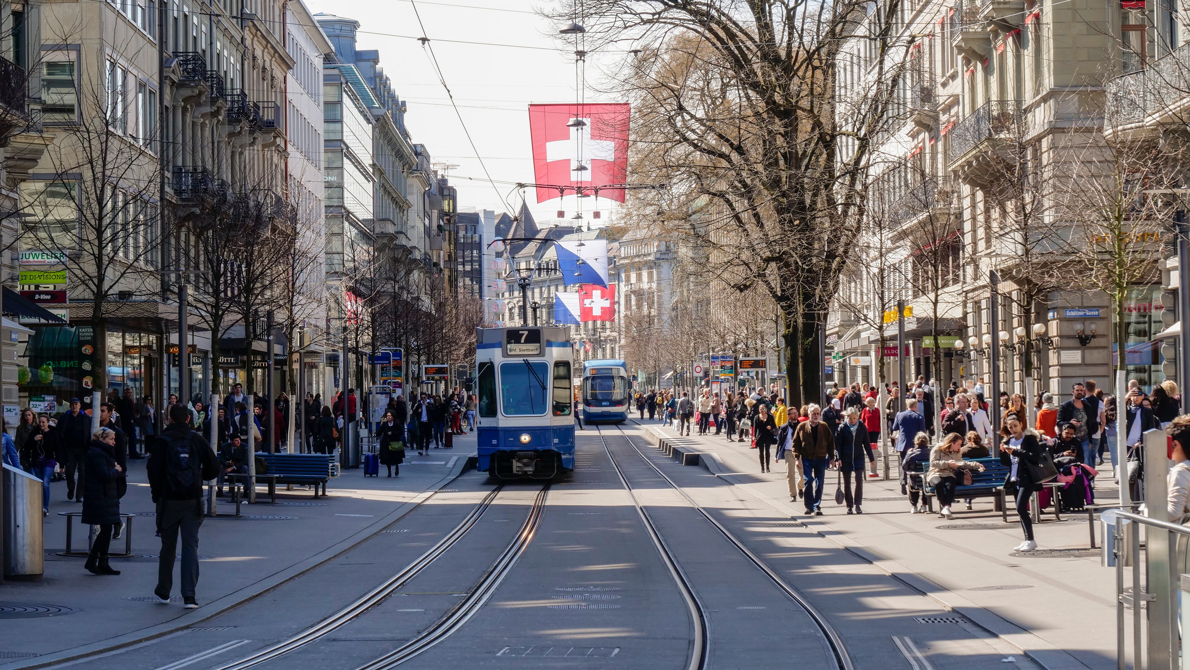 Un tranvía recorre Bahnhofstrasse, una de las principales calles de Zúrich.