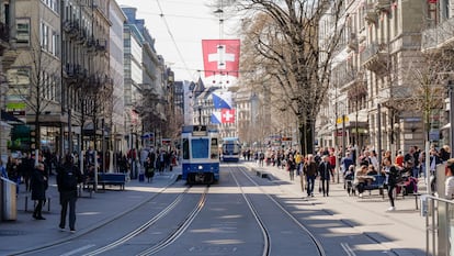 Un tranvía recorre Bahnhofstrasse, una de las principales calles de Zúrich.