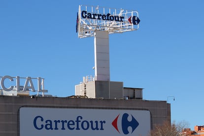 Carrefour cumple 50 años en España, desde que inauguró su primer hipermercado en El Prat de Llobregat (Barcelona). En la actualidad, la compañía  emplea a más de 50.000 personas en el país, tiene presencia en todas las comunidades autónomas y recibe más de 700 millones de visitas cada año.