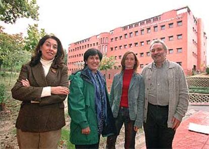 Flora de Pablo, Catalina Hernández, Alicia Mansilla y Enrique de la Rosa, ante el nuevo Centro de Investigaciones Biológicas.