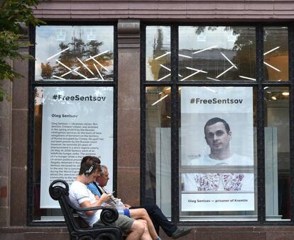 Carteles de la campaña por la libertad de Sentsov en Kiev, Ucrania.