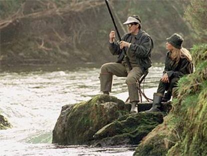Álvarez-Cascos, junto a su esposa, Gema Ruiz, en una jornada de pesca en el río Sella, en 1998.