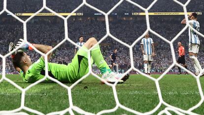 El guardameta argentino Emiliano Martínez, tras el segundo gol de Mbappé. 