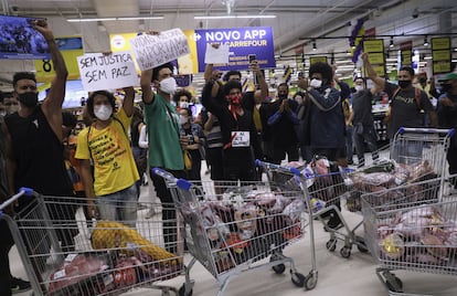 Em São Paulo, manifestantes invadiram uma unidade do Carrefour e atearam fogo em protesto contra a morte de Freitas, em Porto Alegre.