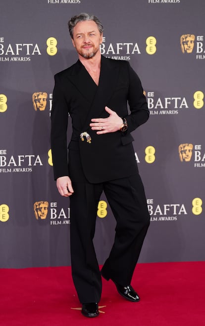 James McAvoy se convirtió en uno de los hombres más elegantes de la noche sobre la alfombra roja con este traje cruzado y sin camisa, de Dolce & Gabbana, que remató con un broche joya.