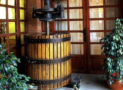 Prensa de vino expuesta en el interior del Parador de Calahorra