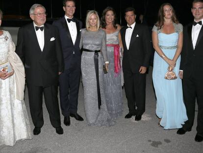 Ana María y Constantino de Grecia, con sus hijo Pablo, Alexia, Teodora y Felipe y Maria Chantal Miller y Carlos Morales.