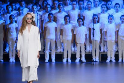 En el desfile de Duyos ha habido un protagonista, a parte de sus dise&ntilde;os, muy poco usual: un coro de ni&ntilde;os, que han puesto voz a la pasarela. En la imagen, una modelo desfila con uno de los dise&ntilde;os de Juan Duyos. 