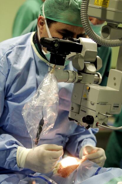 Operaci&oacute;n de ojos en el Hospital La Fe de Valencia. 