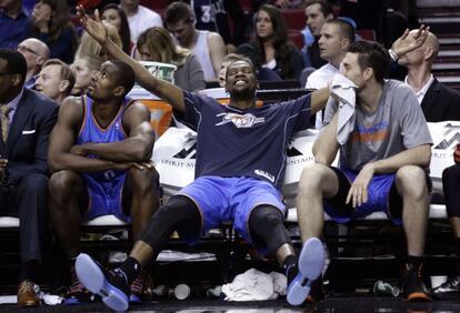 Durant, entre Ibaka y Collison, ante los Blazers.