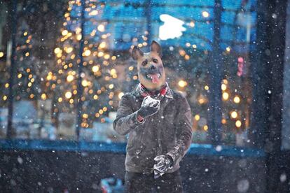 Una persona con una máscara de perro mientras cae la nieve en Times Square, Nueva York (EE UU). La pandemia ha dejado en las últimas 24 horas en Estados Unidos un doble récord diario, con más de 247.000 casos nuevos y 3.656 muertos.