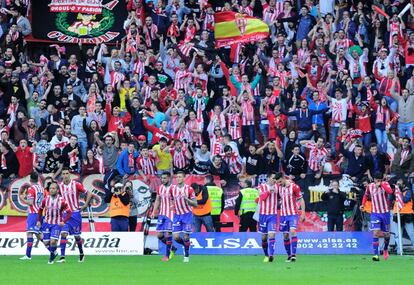 Jugadores del Sporting de Gijón celebran un go Jony contra el Villarreal.