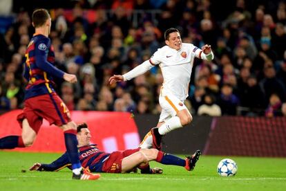 Messi ataja un balón ante Manuel Iturbe.