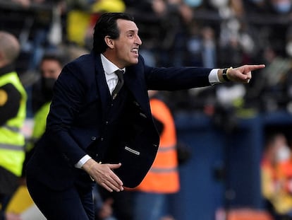 Unai Emery, entrendor del Villarreal, da órdenes desde la banda.