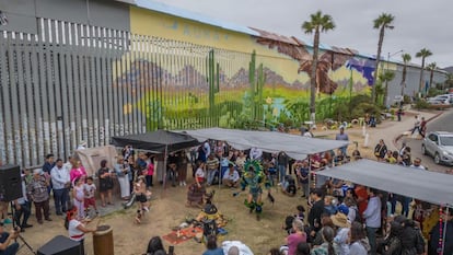 Panorámica del mural "Abrazo Mutuo" pintado en la frontera de Tijuana y San Diego por  por el artista Alfredo "Libre" Gutiérrez.