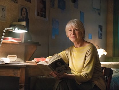 Helen Mirren, en un momento del documental, en la recreación de la habitación de Ana Frank en el Piccolo de Milán.