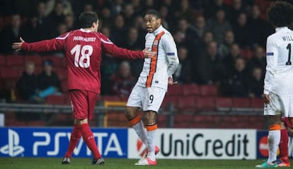 Luiz Adriano, del Shakhtar Donetsk, discute con Parkhurst, del Nordsjaelland, tras su polémico gol.