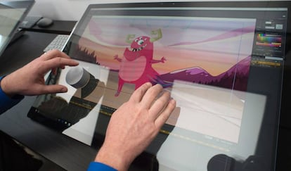 Els fans proven el nou Microsoft Surface Studio en la seva presentació.