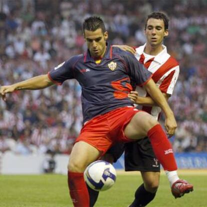 Ustariz intenta arrebatar el balón a Negredo.