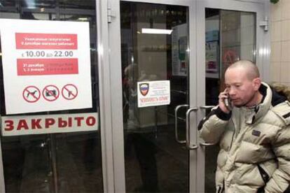 Un joven habla por teléfono móvil a las puertas de un gran almacén en San Petersburgo, Rusia.