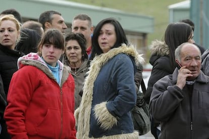 Friends and relatives mourn at the Pozo Emilio del Valle facility. 