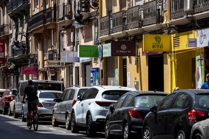 Comercios asiáticos en la calle de Pelayo de Valencia. 

