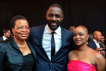 El actor británico Idris Elba, que interpreta a Nelson Mandela, posa con la mujer del líder sudafricano, Graca Machel y la hija de esta.