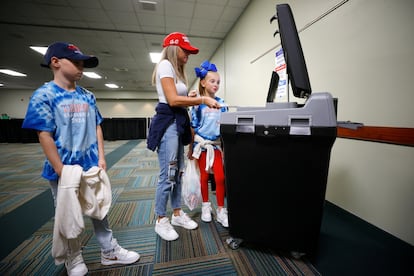 Una simpatizante de Donald Trump inserta su papeleta en un centro de votación, en Greensboro, Carolina del Norte, el 22 de octubre de 2024.