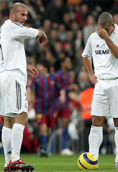 Zidane y Ronaldo, contrariados, tras un gol del Barça.