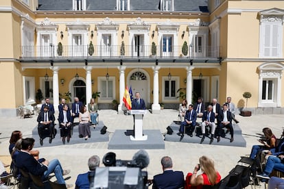 Alberto Núñez Feijóo, presidente del Partido Popular, durante su intervención en la cumbre de presidentes del PP, junto a los 14 barones autonómicos, en  el palacete de los Duques de Pastrana, este viernes.