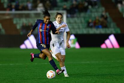 Geyse Ferreira en una jugada con Rocio Galvez durante la semifinal de la Supercopa de España entre el Barcelona y el Real Madrid, en el estadio Romano de Mérida el 19 de enero.