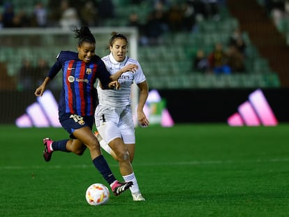 Geyse Ferreira en una jugada con Rocio Galvez durante la semifinal de la Supercopa de España entre el Barcelona y el Real Madrid, en el estadio Romano de Mérida el 19 de enero.