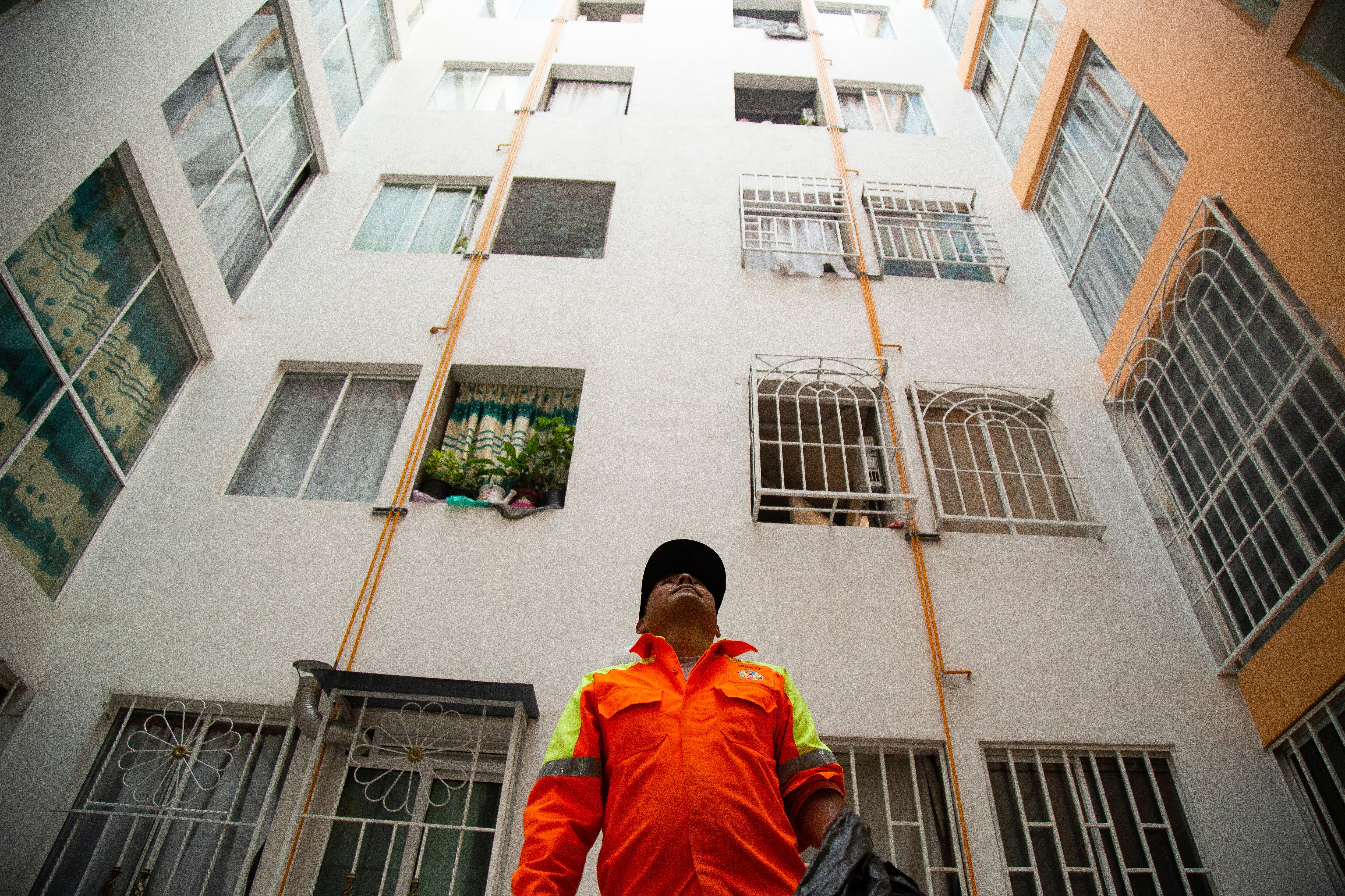 Cruz llega a la unidad habitacional a las ocho de la mañana.