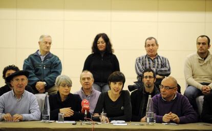 Imputados en el proceso D3M y Askatasuna, junto a políticos que les respaldaron ayer, en Vtoria.