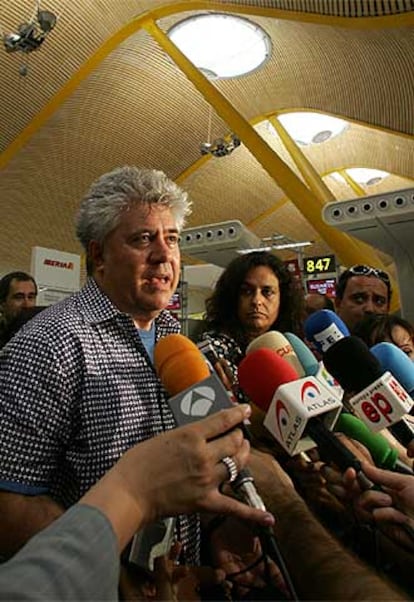 Pedro Almodóvar, en el aeropuerto de Barajas antes de partir a Cannes.