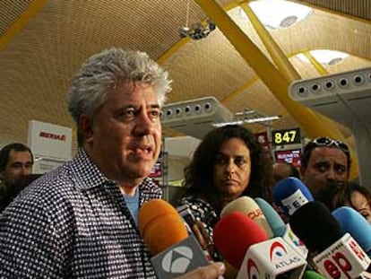 Pedro Almodóvar, en el aeropuerto de Barajas antes de partir a Cannes.
