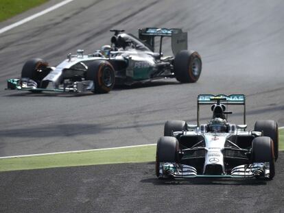 Hamilton ultrapassa Rosberg depois do erro do alemão.