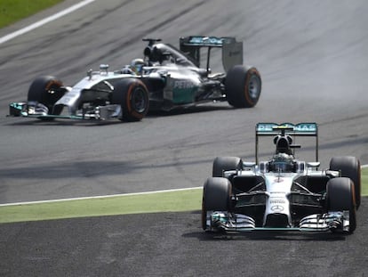 Hamilton adelanta a Rosberg tras el error del alemán.
