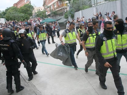 Agentes de la polic&iacute;a nacional retiran urnas en Tarragona el pasado domingo. 