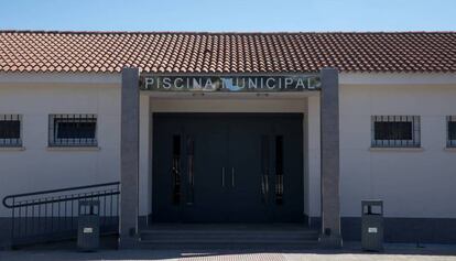 Puerta de acceso al complejo municipal de piscinas de Torrijos.