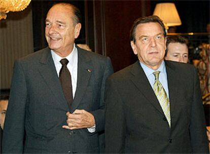 El presidente francés, Jacques Chirac, y el canciller alemán, Gerhard Schröder, ayer en Bruselas.