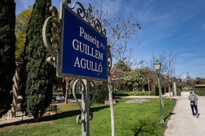Placa con el nombre de Guillem Agulló, en los jardines de Viveros de Valencia.